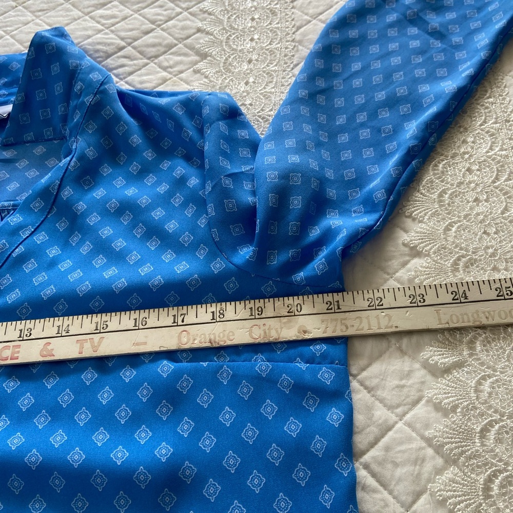 Liz Claiborne Azure and White Patterned Blouse Size LP - Picture 10 of 12